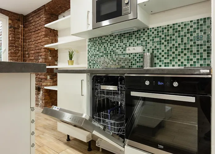 Spacious Apartment In Quiet Courtyard Near Charles Bridge